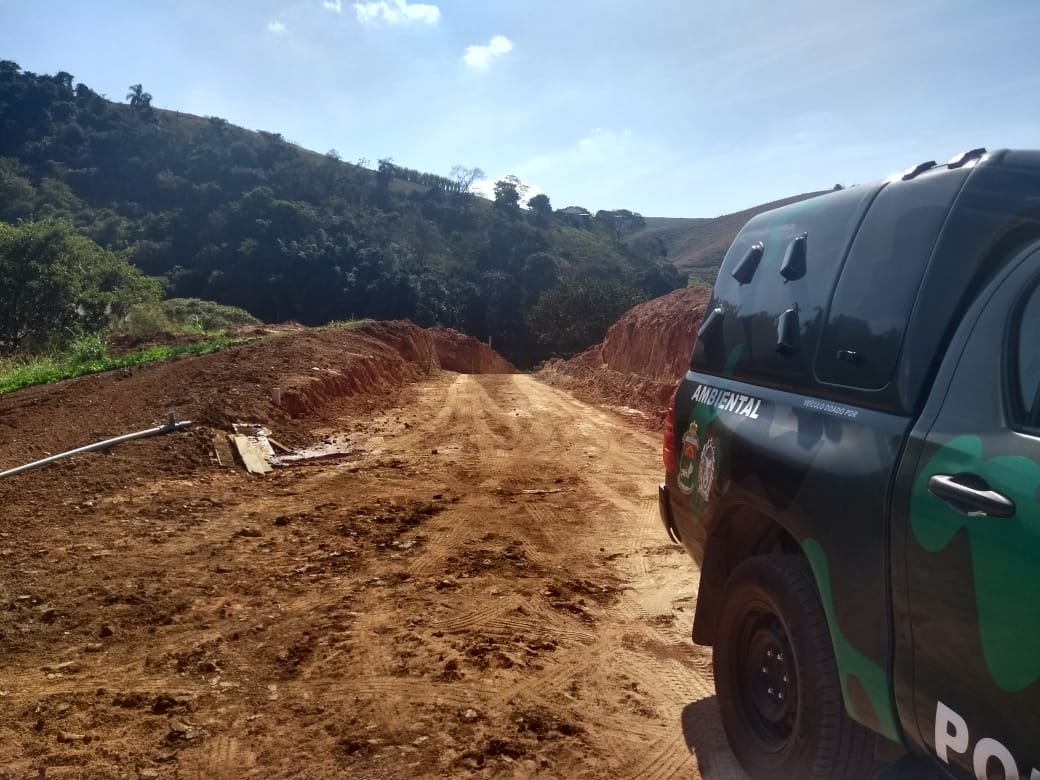 Denúncia de desmatamento leva polícia à terreno com 1,5 hectares desmatado em Barra Mansa